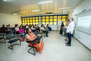 Secretário de Assistência e diretora de Proteção Social Básica visitaram alunos. Foto: Juliete Santos / Secom Maceió