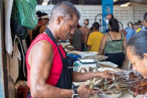 Sidnei comercializou peixe, lagostim, lagosta e camarão durante a Semana Santa. Foto: Célio Junior/Secom Maceió