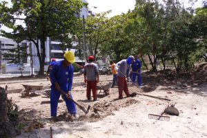 Equipe realiza o serviço de terraplanagem no Parque da Mulher. Foto: Wilma Andrade/Ascom Seminfra