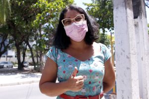 Moradora Lívia Roberta, reside há quase 30 anos no bairro. Foto: Wilma Andrade/Ascom Seminfra