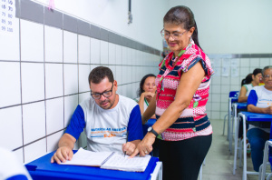 A Educação de Maceió também tem compromisso com a alfabetização dos estudantes da EJAI. Foto: Gabriel Moreira/Secom Maceió