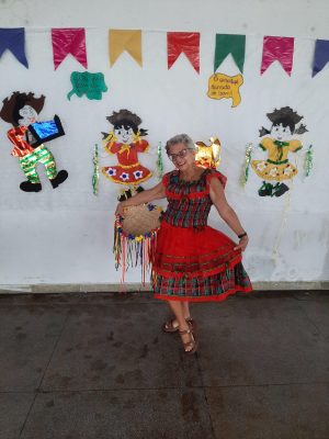 Dona Salomé Mota participa das atividades do Cras há cinco anos e se divertiu nas festividades do São João. Foto: Cras Área Lagunar