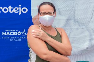 Moradora da Vila Brejal, Adriana dos Santos, se vacinou contra a Covid-19. Foto: Victor Vercant/Ascom SMS