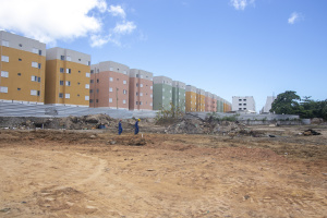 Área ao lado do Campo do Fortaleza, onde havia barracos, vai receber mais edifícios do Parque da Lagoa / Foto: Allan César