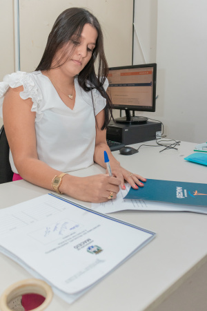 Letícia Coelho, diretora do Sine Maceió, explica que é necessário profissionais atualizarem o currículo no banco de dados a cada três meses (Foto: Victor Vercant/Secom Maceió)