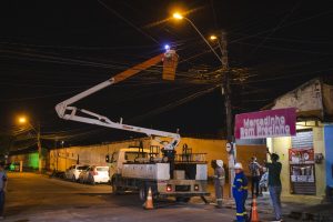 Equipes restauraram parte da iluminação do bairro com a manutenção de 38 pontos. Foto: Matheus Alves / Ascom Sima