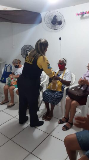 Agentes de trânsito orientaram idosos sobre segurança no trânsito: Foto: Cras Dom Adelmo Machado