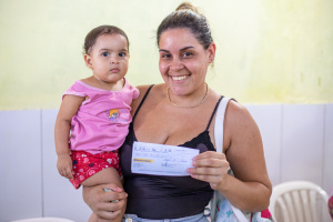 Josenilda perdeu móveis e roupas, mas já conseguiu comprar guarda-roupa novo. Foto: Célio Júnior / Secom Maceió