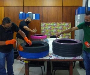 Equipes da Sudes atuam para reutilizar pneus. Foto: Secom Maceió