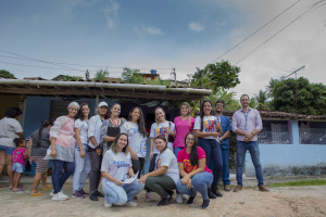Equipes multidisciplinares de saúde atendem a população das grotas de porta em porta / Foto: Allan César (Secom Maceió)
