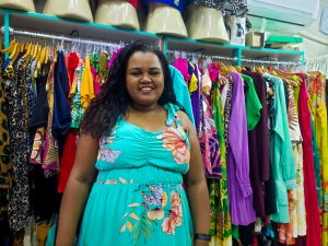 Karla Marques é lojista do Shopping Popular há 10 anos. Foto: Tatiane Gomes/Ascom Semtabes