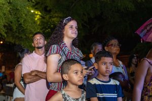 Julyana Dias com a família assistindo a apresentação da su escola.