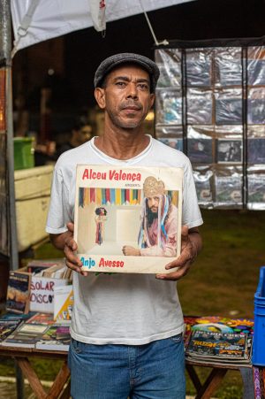 Jailson Alvim levou uma banca de livros e discos para comercializar. Foto: Célio Júnior / Secom Maceió