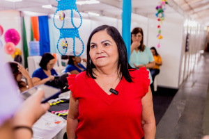 Edna Teixeira, que faz parte do apoio administrativo do EJAI, conta que os professores sempre trabalham com os alunos sobre a preservação do meio ambiente. Foto: Joyce Juliana / Ascom Semed