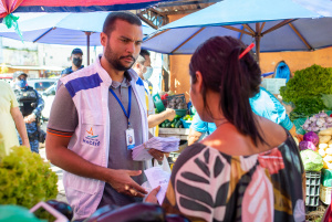 A vigilância Sanitária distribuiu panfletos e hipoclorito de sòdio para auxiliar na higienização dos alimentos. Foto: Juliete Santos/Secom Maceió