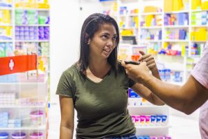 Xênia é comerciante e disse que a iluminação agrega ao negócio . Foto: Matheus Alves / Ascom Sima