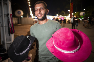 Mohamed veio de São Paulo para vender os chapéus no show Foto: Alisson Frazão/Secom