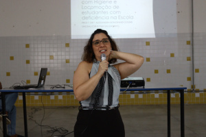 Palestrante da capacitação sobre auxílio aos estudantes com necessidades especiais, doutora Alessandra Bonorandi. Foto: Vinicius Moreira/Ascom Semed