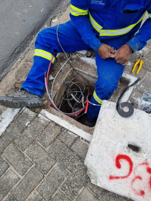 Técnicos da Sima trabalham para repor cabos de fios furtados em Maceió. Foto: Equipe Sima