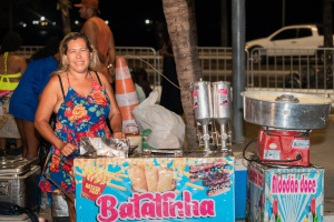 A ambulante Fátima da Silva esteve presente vendendo batatinha e algodão doce para as crianças. Foto: Victor Vercant/Secom Maceió