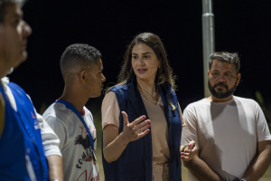 Diretora presidente da Ilumina, Camila Porciúncula, dialoga com presidente da Associação de Moradores do Alto do Cruzeiro. Foto: Gabriel Stewart/Ascom Ilumina