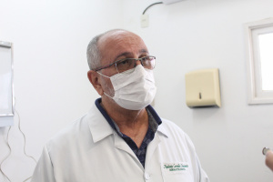 Dermatologista Apolônio Carvalho Nascimento, responsável pela capacitação e coordenação dos profissionais na prática. Foto: Rodrigo Carlos / Ascom SMS