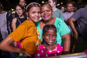 Liviane da Silva Gomes e a família. Foto: Alisson Frazão/Secom Maceió.