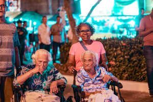 Cícera Maria de Lima aproveitou a festa ao lado das amigas. Foto: Daniel Marinho/Secom Maceió