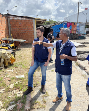 Titular da Semtabes e diretor de abastecimento vistoriam operações de requalificação na Feira do Tabuleiro (Foto: Alisson Frazão/Secom Maceió)