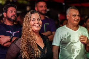 A integrante do grupo vai-vai de São Paulo assistindo atentamente a apresentação da escola Gaviões da Pajuçara. Foto: Célio Júnior / Secom Maceió