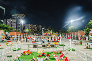 Vila Encantada traz a magia das histórias infantis à Praia de Pajuçara. Foto: Saulo Cassimiro/Ascom Ilumina