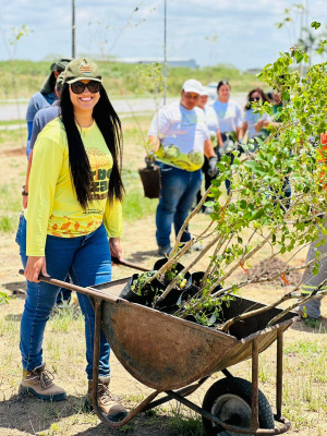 Equipes de arborização no plantio de mudas nativas. Foto: Ascom Alurb