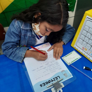 Estudante da escola Pedro Suruagy participa de atividade pedagógica para aprender a escrever. Foto: cortesia