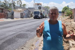 Morador da região comemora a chegada de obras no bairro. Foto: Luana Bertoldo / Secom Maceió.