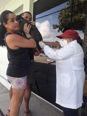 Flávia Miguel levou Bidu para vacinação e defende campanhas de prevenção. Foto: Ascom SMS