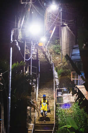 Iluminação na escadaria da Grota da Alegria; Ao todo, são 36 grotas com 100% LED. Foto: Jonathan Lins/Secom Maceió