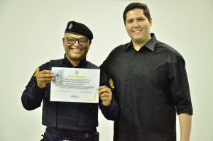 Secretário Carlos Guido realiza entrega de certificados e porte de arma para agentes municipais de segurança. (Foto: Alberto Jorge/ Ascom Semscs)