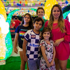 Milena Lemos (de vermelho) e a família conhecem o milho hi-tech do São João de Maceió. Foto: Allison Frazão