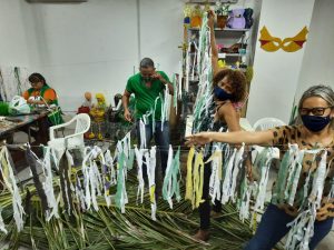 Educadores iniciam montagem de peça com material reciclado. Foto: Ascom Sudes