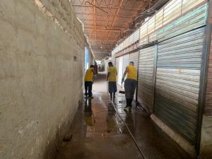 Equipes reforçaram lavagem na área dos cereais no Mercado da Produção (Foto: cortesia)