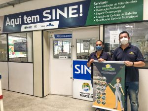 Adriana e Rodrigo aprovam o serviço de captação de mão-de-obra do Sine Maceió (Foto: João Ferro/ Ascom Semtabes)