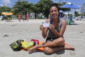 Professora Silvia Palmeira estava aproveitando a praia e presenciou ação dos alunos Foto: Ascom Semed