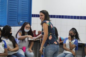 Psicóloga Jaqueline Pino orientou as aluna na roda de conversa. Foto: Arthur Vieira (estagiário)/Ascom Semed