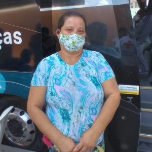 Para a dona de casa Maria Aparecida, Ônibus da Vacina garante comodidade à vacinação. Foto: Ascom SMS