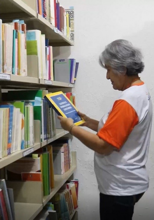 Nadja de Oliveira atua na Biblioteca Carlos Moliterno, na Semed. Foto: Ascom Semed