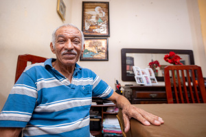 Ronaldo Bezerro, que mora próximo à praça Marechal Deodoro há 78 anos. Foto: Itawi Albuquerque