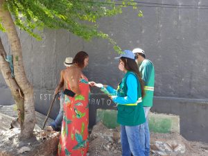 Moradores e comerciantes recebem orientações sustentáveis. Foto: Ascom Sudes