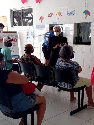 Enfermeira da unidade, Lúcia de Fátima, conduziu a sala de espera. Foto: Ascom SMS