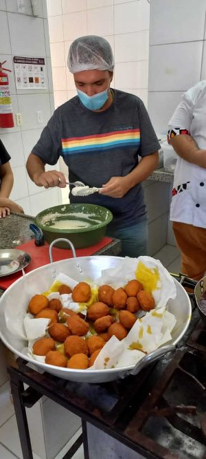 Diretor do CMEI Mestra Virgínia, Akauê Basili, participando do preparo do acarajé. Foto: cortesia