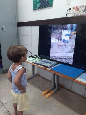 Uma das crianças assistindo ao documentário do mestre José Paulo. Foto: cortesia